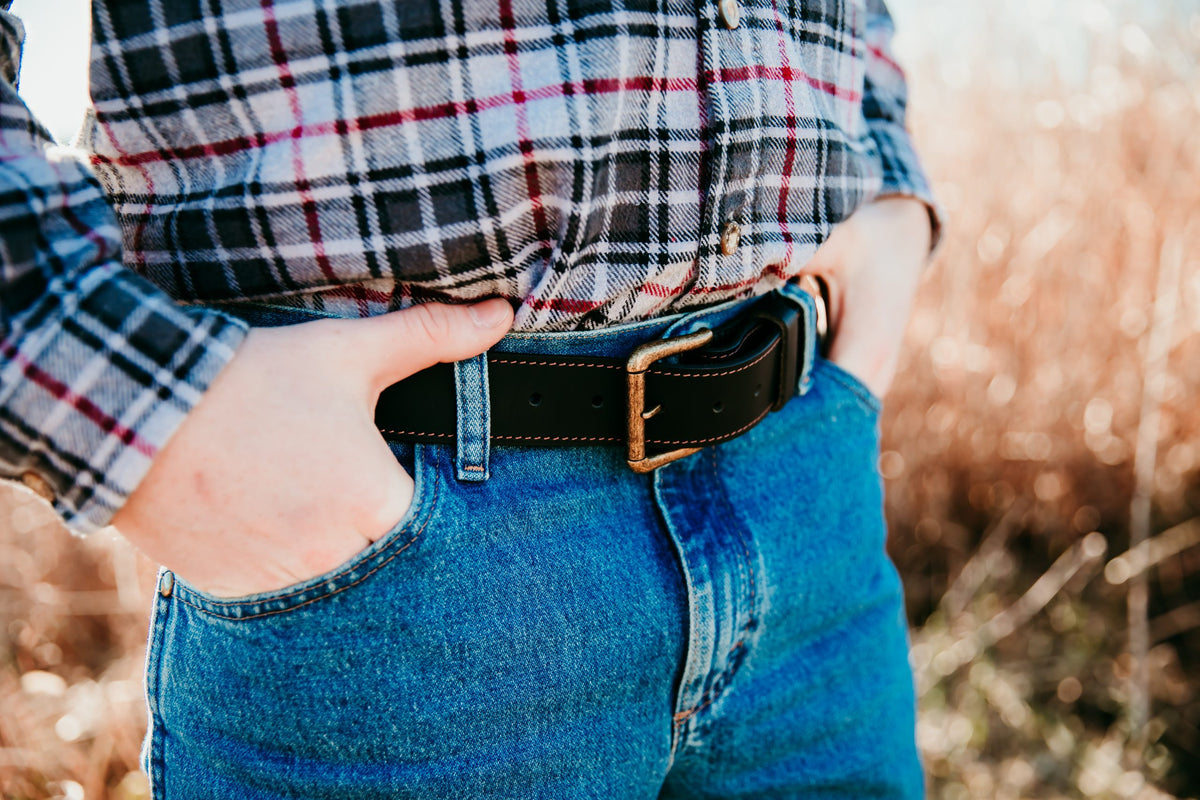 Man wearing Jennings black water buffalo belt with jeans